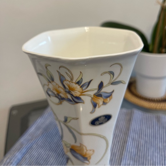 Aynsley the orchid vase - Picture 3 of 5